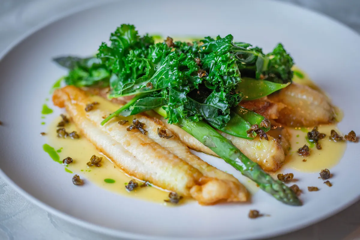 Aliments riches en protéines : poisson, œufs, légumineuses, produits laitiers et viande maigre