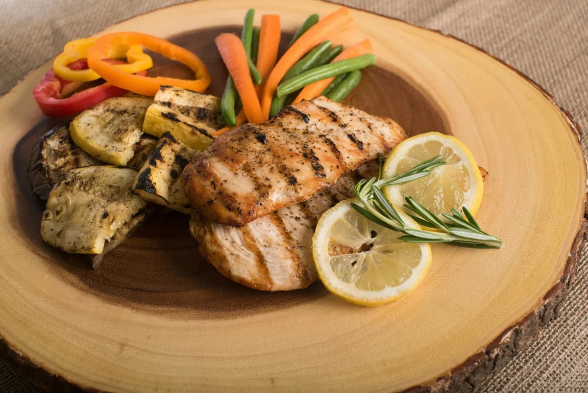 Une assiette riche en protéines et dense en nutriments pour la nutrition GLP-1