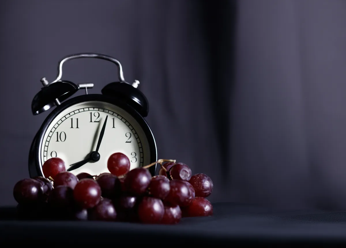 A clock beside a plate, representing fasting windows