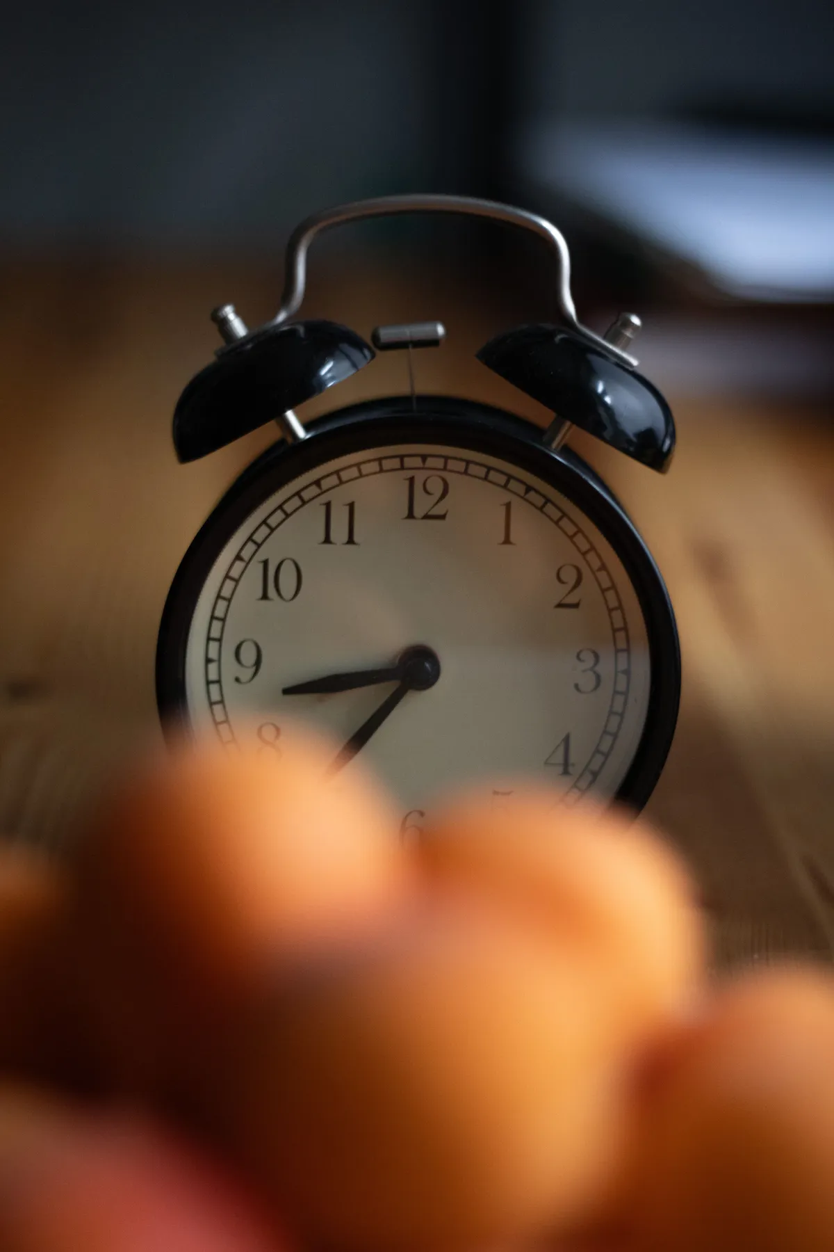 A clock and a balanced meal representing a time-restricted eating window