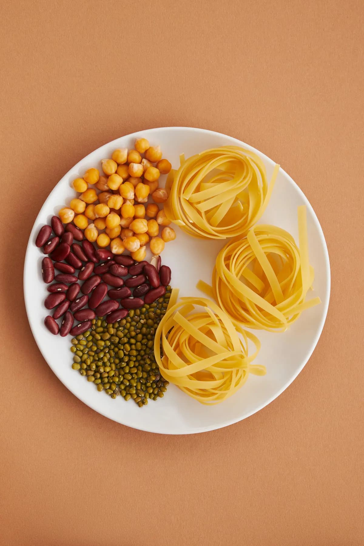Une variété de haricots et de légumineuses