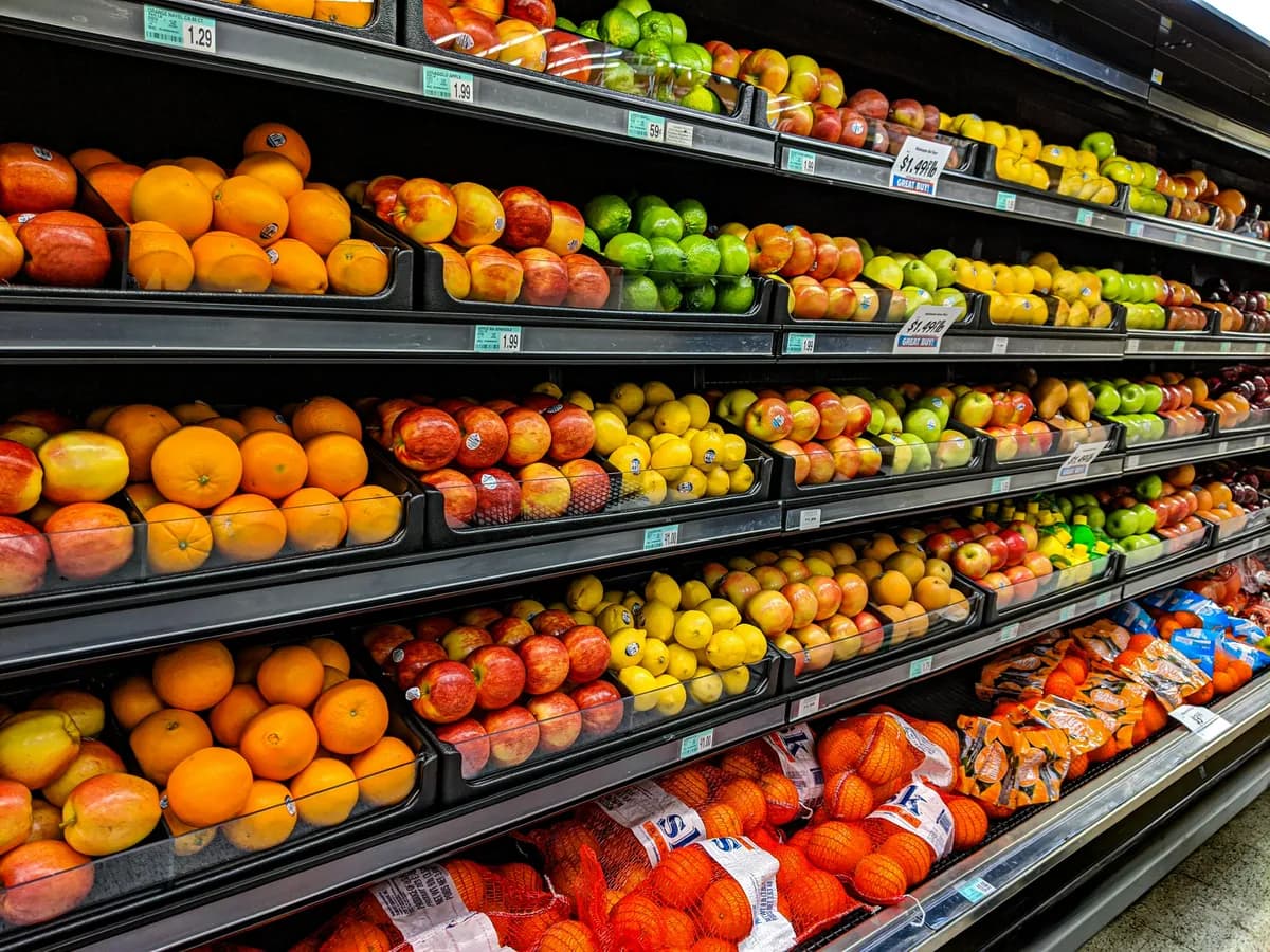 Allée d’épicerie avec des prix en hausse