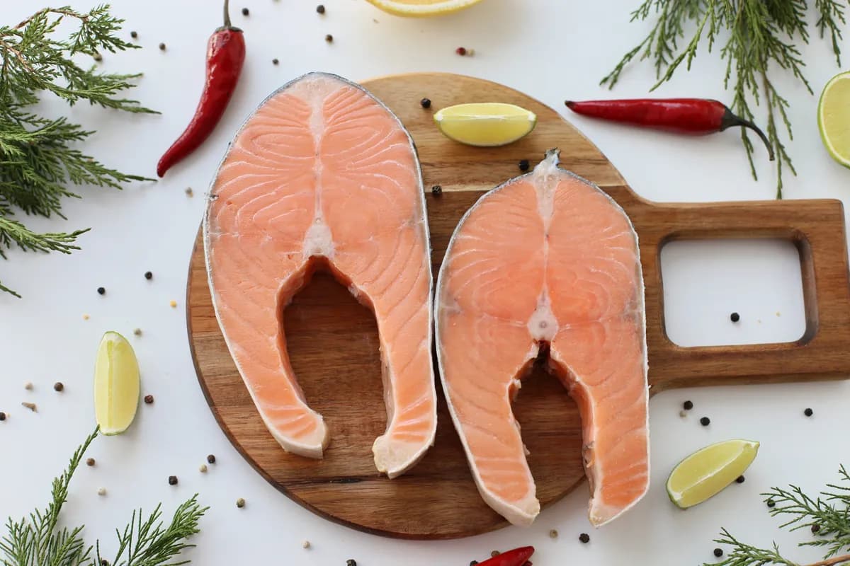 Brain-healthy foods: fish, leafy greens, berries, and nuts